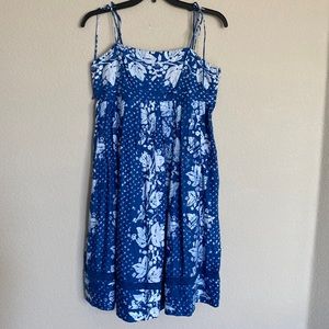 Chambray printed summer dress with tie straps. Pockets. Knee length